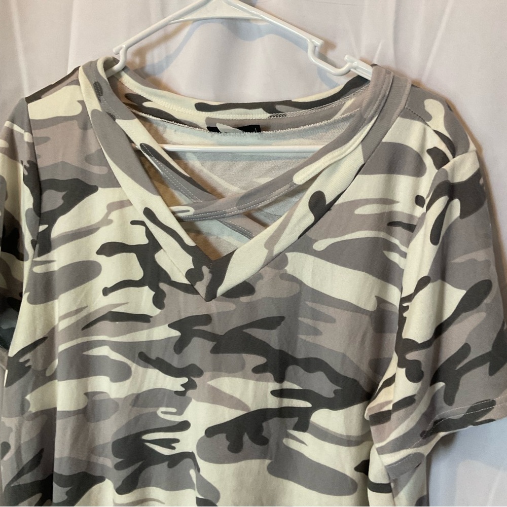 Heimish Women’s Short Sleeve V-Neck Gray Camouflage Size Large - Picture 10 of 11